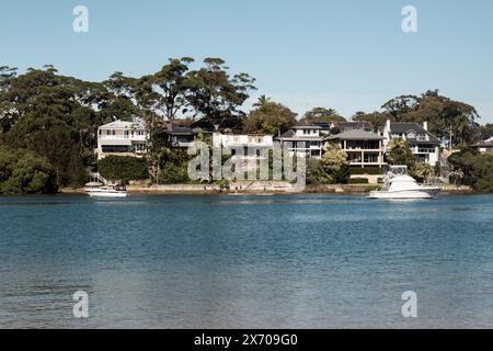 Wohnanlagen mit Blick auf Bayview Dog Park, Rowland Reserve, Bayview, Sydney. Stockfoto