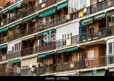 Vorstädtisches Apartmentgebäude mit mehreren Balkonen Stockfoto