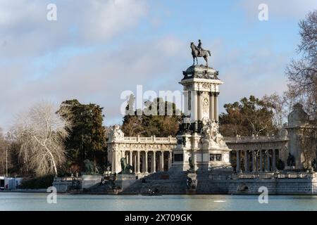 Madrid, Spanien. 12. Februar 2024 - Denkmal für Alfonso XII. Neben dem großen Teich des El Retiro Parks Stockfoto