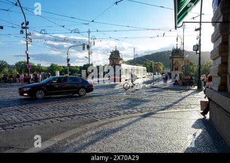 Prager Radfahrer-Kreuzung der Legionsbrücke und Masaryk-Damm Stockfoto