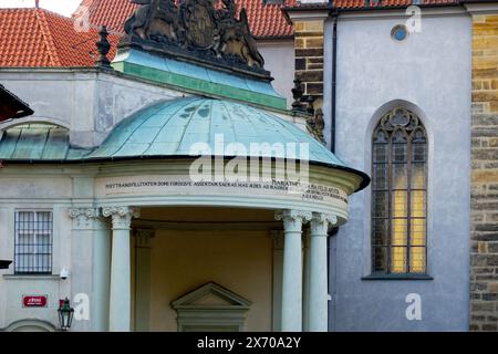 Prager Burg Teresianisches Institut der Adligen Eingang vom Namesti U Svateho Jiri - St. George Platz Stockfoto