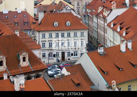 Prager Valdjtejnska Hospoda Restaurant auf dem Wallenstein Platz Prag Mala Strana Kleinstadt kleines Viertel Stadtviertel Rote Dächer Stockfoto