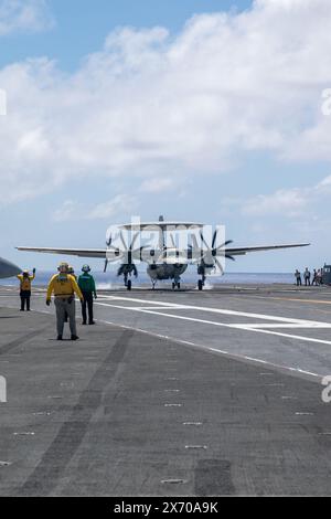 4. Mai 2024: Auf See landet eine E-2C Hawkeye, die der Airborne Command and Control Squadron (VAW) 116 angehört, am 4. Mai 2024 auf dem Flugzeugträger der Nimitz-Klasse USS George Washington (CVN 73) im Atlantik. George Washington wird als Teil von Southern Seas 2024 eingesetzt, das durch gemeinsamen, multinationalen und interinstitutionellen Austausch und Zusammenarbeit die Fähigkeiten, die Interoperabilität und die Stärkung der maritimen Partnerschaften mit Ländern im gesamten Zuständigkeitsbereich des US-amerikanischen Südkommandos verbessern soll. (Kreditbild: © Max Biesecker/USA Navy/ZUMA Press Wire) NUR FÜR REDAKTIONELLE ZWECKE! Nicht für Stockfoto