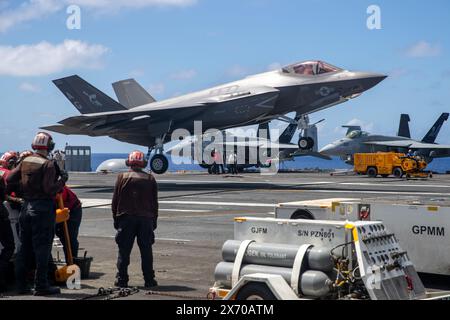 4. Mai 2024 – auf See landet eine F-35C Lightning II, die der Strike Fighter Squadron (VFA) 147 angehört, am 4. Mai 2024 auf dem Flugzeugträger USS George Washington (CVN 73) der Nimitz-Klasse im Atlantik. George Washington wird als Teil von Southern Seas 2024 eingesetzt, das durch gemeinsamen, multinationalen und interinstitutionellen Austausch und Zusammenarbeit die Kapazitäten, die Interoperabilität und die Stärkung der maritimen Partnerschaften mit Ländern im gesamten Zuständigkeitsbereich der US-amerikanischen Südkommandos verbessern soll. (Kreditbild: © Max Biesecker/USA Navy/ZUMA Press Wire) NUR FÜR REDAKTIONELLE ZWECKE! Nicht für Commerci Stockfoto