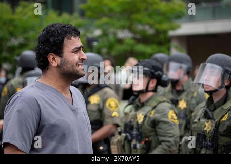 Ein Demonstrant wird weinend gesehen, als er die Offiziere bittet, nicht auf das Lager vorzudringen. Beamte zahlreicher Polizeibehörden im Orange County, Kalifornien, wurden auf den Campus der University of California (UC) Irvine gerufen, um ein wachsendes palästinensisches Lager zu räumen, das das Zentrum der Universität übernahm. Die Studenten verbarrikadierten sich in einen Kreis und befestigten ihren Umkreis mit Holzpaletten und anderen Gegenständen, um die Behörden fernzuhalten. Insgesamt wurden 50 Demonstranten verhaftet, wobei das Lager vollständig von Polizeibeamten überholt wurde. Stockfoto