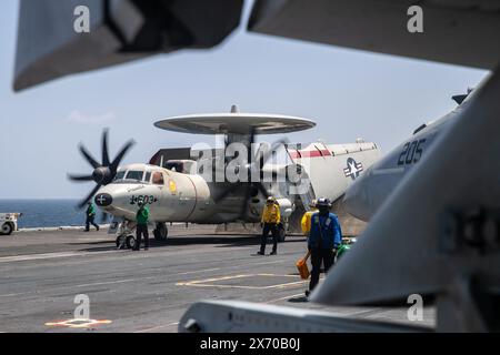 4. Mai 2024: Auf See bereitet sich eine E-2C Hawkeye, die der Airborne Command and Control Squadron (VAW) 116 angehört, auf dem Flugdeck des Flugzeugträgers USS George Washington (CVN 73) im Atlantik am 9. Mai 2024 vor. George Washington wird als Teil von Southern Seas 2024 eingesetzt, das durch gemeinsamen, multinationalen und interinstitutionellen Austausch und Zusammenarbeit die Fähigkeiten, die Interoperabilität und die Stärkung der maritimen Partnerschaften mit Ländern im gesamten Zuständigkeitsbereich des US-amerikanischen Südkommandos verbessern soll. (Kreditbild: © Max Biesecker/USA Navy/ZUMA Press Wir Stockfoto