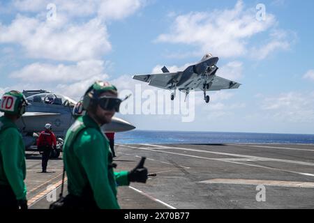 4. Mai 2024 – auf See landet eine F-35C Lightning II, die der Strike Fighter Squadron (VFA) 147 angehört, am 4. Mai 2024 auf dem Flugzeugträger USS George Washington (CVN 73) der Nimitz-Klasse im Atlantik. George Washington wird als Teil von Southern Seas 2024 eingesetzt, das durch gemeinsamen, multinationalen und interinstitutionellen Austausch und Zusammenarbeit die Kapazitäten, die Interoperabilität und die Stärkung der maritimen Partnerschaften mit Ländern im gesamten Zuständigkeitsbereich der US-amerikanischen Südkommandos verbessern soll. (Kreditbild: © Max Biesecker/USA Navy/ZUMA Press Wire) NUR FÜR REDAKTIONELLE ZWECKE! Nicht für Commerci Stockfoto