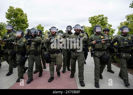 Irvine, Kalifornien, USA. Januar 2023. Die SWAT-Offiziere rücken auf das Lager der Demonstranten vor, nachdem offiziell Anweisungen zur Ausräumung erteilt wurden. Beamte zahlreicher Polizeibehörden im Orange County, Kalifornien, wurden auf den Campus der University of California (UC) Irvine gerufen, um ein wachsendes palästinensisches Lager zu räumen, das das Zentrum der Universität übernahm. Die Studenten verbarrikadierten sich in einen Kreis und befestigten ihren Umkreis mit Holzpaletten und anderen Gegenständen, um die Behörden fernzuhalten. Insgesamt wurden 50 Demonstranten verhaftet, wobei das Lager völlig offen war Stockfoto