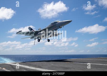 Auf See. Mai 2024. Ein EA-18G Growler, der der Electronic Attack Squadron (VAQ) 140 angehört, landet am 4. Mai 2024 auf dem Flugzeugträger USS George Washington (CVN 73) der Nimitz-Klasse im Atlantik. George Washington wird als Teil von Southern Seas 2024 eingesetzt, das durch gemeinsamen, multinationalen und interinstitutionellen Austausch und Zusammenarbeit die Fähigkeiten, die Interoperabilität und die Stärkung der maritimen Partnerschaften mit Ländern im gesamten Zuständigkeitsbereich des US-amerikanischen Südkommandos verbessern soll. (Kreditbild: © Max Biesecker/USA Navy/ZUMA Press Wire) NUR FÜR REDAKTIONELLE ZWECKE! Nicht für kommerzielle Zwecke Stockfoto