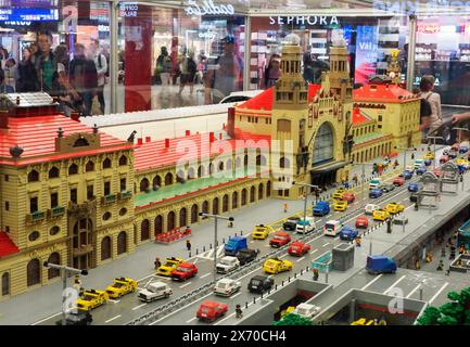 Prag, Tschechische Republik. Mai 2024. Modell des alten Prager Hauptbahnhofsgebäudes in der Haupthalle des neuen Bahnhofs Credit: SOPA Images Limited/Alamy Live News Stockfoto