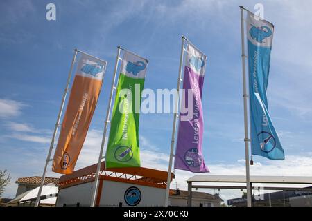 Bordeaux , Frankreich - 05 15 2024 : Elephant Bleu Logo Marke Car Wash und Textzeichen auf Werbeflaggen auf Blue Sky Stockfoto