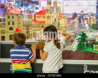 Prag, Tschechische Republik. Mai 2024. Kinder sehen ein Modell des alten Gebäudes des Prager Hauptbahnhofs in der Haupthalle des neuen Bahnhofs. (Foto: Igor Golovniov/SOPA Images/SIPA USA) Credit: SIPA USA/Alamy Live News Stockfoto