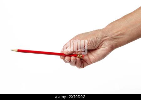 Männliche Hand, die einen Bleistift isoliert auf weißem Hintergrund hält. Der Künstler zeichnet mit Bleistift Stockfoto