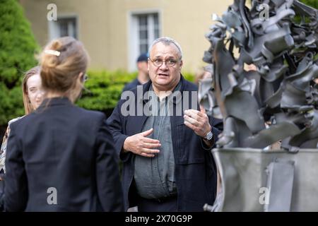 Der ukrainische Bildhauer, Mykhailo Reva, hat seine Skulpturen aus verschiedenen Bruchstücken von Raketen und Geschossen geschaffen, Vorstellung mit Herrn Oleksii Makeiev, am 16.05.2024 in Berlin, Residenz, Botschafter Ukraine, Deutschland *** der ukrainische Bildhauer Mykhailo Reva hat seine Skulpturen aus verschiedenen Fragmenten von Raketen und Kugeln geschaffen, Vortrag mit Herrn Oleksii Makeiev am 16. 05 2024 in Berlin, Wohnsitz, Botschafter Ukraine, Deutschland Stockfoto