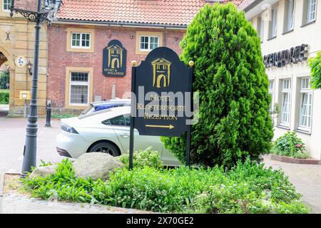 Kloster Marienfeld. Die ehemalige Zisterzienserabtei liegt im Stadtteil Marienfeld. Teilweise wird die Klosteranlage als Hotelbetrieb genutzt. Hotel-Residence Klosterpforte. Harsewinkel, Nordrhein-Westfalen, DEU, Deutschland, 16.05.2024 *** Kloster Marienfeld das ehemalige Zisterzienserkloster befindet sich im Stadtteil Marienfeld die Klosteranlage wird teilweise als Hotel Residence Klosterpforte Harsewinkel, Nordrhein-Westfalen, DEU, Deutschland, 16 05 2024 genutzt Stockfoto