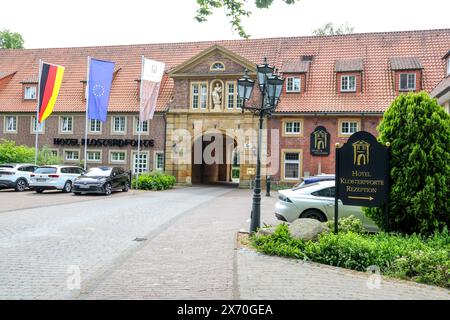 Kloster Marienfeld. Die ehemalige Zisterzienserabtei liegt im Stadtteil Marienfeld. Teilweise wird die Klosteranlage als Hotelbetrieb genutzt. Hotel-Residence Klosterpforte. Harsewinkel, Nordrhein-Westfalen, DEU, Deutschland, 16.05.2024 *** Kloster Marienfeld das ehemalige Zisterzienserkloster befindet sich im Stadtteil Marienfeld die Klosteranlage wird teilweise als Hotel Residence Klosterpforte Harsewinkel, Nordrhein-Westfalen, DEU, Deutschland, 16 05 2024 genutzt Stockfoto