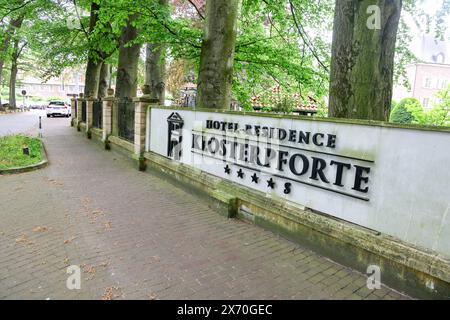 Kloster Marienfeld. Die ehemalige Zisterzienserabtei liegt im Stadtteil Marienfeld. Teilweise wird die Klosteranlage als Hotelbetrieb genutzt. Hotel-Residence Klosterpforte. Harsewinkel, Nordrhein-Westfalen, DEU, Deutschland, 16.05.2024 *** Kloster Marienfeld das ehemalige Zisterzienserkloster befindet sich im Stadtteil Marienfeld die Klosteranlage wird teilweise als Hotel Residence Klosterpforte Harsewinkel, Nordrhein-Westfalen, DEU, Deutschland, 16 05 2024 genutzt Stockfoto