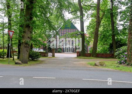 Kloster Marienfeld. Die ehemalige Zisterzienserabtei liegt im Stadtteil Marienfeld. Teilweise wird die Klosteranlage als Hotelbetrieb genutzt. Hotel-Residence Klosterpforte. Harsewinkel, Nordrhein-Westfalen, DEU, Deutschland, 16.05.2024 *** Kloster Marienfeld das ehemalige Zisterzienserkloster befindet sich im Stadtteil Marienfeld die Klosteranlage wird teilweise als Hotel Residence Klosterpforte Harsewinkel, Nordrhein-Westfalen, DEU, Deutschland, 16 05 2024 genutzt Stockfoto