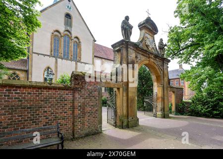 Kloster Marienfeld. Die ehemalige Zisterzienserabtei liegt im Stadtteil Marienfeld. Teilweise wird die Klosteranlage als Hotelbetrieb genutzt. Hotel-Residence Klosterpforte. Harsewinkel, Nordrhein-Westfalen, DEU, Deutschland, 16.05.2024 *** Kloster Marienfeld das ehemalige Zisterzienserkloster befindet sich im Stadtteil Marienfeld die Klosteranlage wird teilweise als Hotel Residence Klosterpforte Harsewinkel, Nordrhein-Westfalen, DEU, Deutschland, 16 05 2024 genutzt Stockfoto