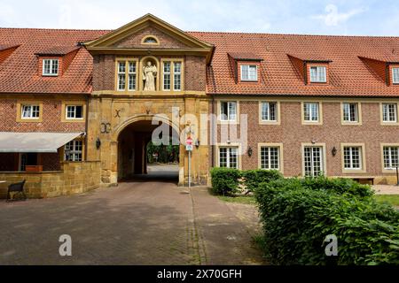 Kloster Marienfeld. Die ehemalige Zisterzienserabtei liegt im Stadtteil Marienfeld. Teilweise wird die Klosteranlage als Hotelbetrieb genutzt. Hotel-Residence Klosterpforte. Eventhaus alte Abtei. Harsewinkel, Nordrhein-Westfalen, DEU, Deutschland, 16.05.2024 *** Kloster Marienfeld das ehemalige Zisterzienserkloster befindet sich im Stadtteil Marienfeld die Klosteranlage wird teilweise als Hotel Residence Klosterpforte Eventhaus alte Abtei Harsewinkel, Nordrhein-Westfalen, DEU, Deutschland, 16 05 2024 genutzt Stockfoto