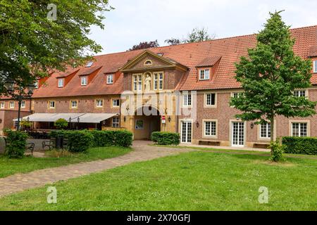 Kloster Marienfeld. Die ehemalige Zisterzienserabtei liegt im Stadtteil Marienfeld. Teilweise wird die Klosteranlage als Hotelbetrieb genutzt. Hotel-Residence Klosterpforte. Eventhaus alte Abtei. Harsewinkel, Nordrhein-Westfalen, DEU, Deutschland, 16.05.2024 *** Kloster Marienfeld das ehemalige Zisterzienserkloster befindet sich im Stadtteil Marienfeld die Klosteranlage wird teilweise als Hotel Residence Klosterpforte Eventhaus alte Abtei Harsewinkel, Nordrhein-Westfalen, DEU, Deutschland, 16 05 2024 genutzt Stockfoto