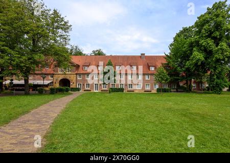 Kloster Marienfeld. Die ehemalige Zisterzienserabtei liegt im Stadtteil Marienfeld. Teilweise wird die Klosteranlage als Hotelbetrieb genutzt. Hotel-Residence Klosterpforte. Eventhaus alte Abtei. Harsewinkel, Nordrhein-Westfalen, DEU, Deutschland, 16.05.2024 *** Kloster Marienfeld das ehemalige Zisterzienserkloster befindet sich im Stadtteil Marienfeld die Klosteranlage wird teilweise als Hotel Residence Klosterpforte Eventhaus alte Abtei Harsewinkel, Nordrhein-Westfalen, DEU, Deutschland, 16 05 2024 genutzt Stockfoto