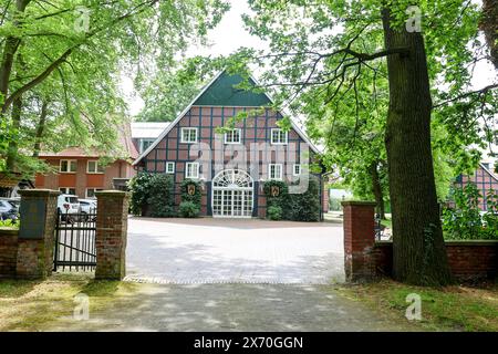 Kloster Marienfeld. Die ehemalige Zisterzienserabtei liegt im Stadtteil Marienfeld. Teilweise wird die Klosteranlage als Hotelbetrieb genutzt. Hotel-Residence Klosterpforte. Eventhaus alte Abtei. Harsewinkel, Nordrhein-Westfalen, DEU, Deutschland, 16.05.2024 *** Kloster Marienfeld das ehemalige Zisterzienserkloster befindet sich im Stadtteil Marienfeld die Klosteranlage wird teilweise als Hotel Residence Klosterpforte Eventhaus alte Abtei Harsewinkel, Nordrhein-Westfalen, DEU, Deutschland, 16 05 2024 genutzt Stockfoto