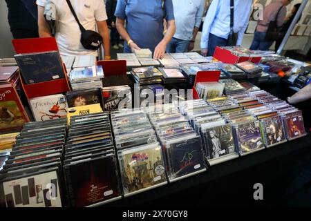 HIGH END munich2024 - DIE FÜHRENDE INTERNATIONALE AUDIO-SHOW - Diversity in Audio - in den Hallen und Atrien des MOC Event Center Messe München - München, Deutschland, DEU, Deutschland, Deutschland, DE, Deutschland, 11.05.2024 - auf der international renommierten Audiomesse präsentieren um die 550 Aussteller ca. 1,000 verschiedene HiFi-Marken. Die Ausstellungsfläche beträgt 30,000 qm. 22,000 Besucher tummelten sich an den vier Ausstellungstagen vom 9. bis 12. Mai auf dem Messe-Gelände. - Der Aussteller Fenn Music Service GmbH aus Dassendorf, bekannt für besonders gut klingende audiophile Tonträger, präsentiert ein großes Stockfoto