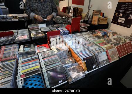 HIGH END munich2024 - DIE FÜHRENDE INTERNATIONALE AUDIO-SHOW - Diversity in Audio - in den Hallen und Atrien des MOC Event Center Messe München - München, Deutschland, DEU, Deutschland, Deutschland, DE, Deutschland, 11.05.2024 - auf der international renommierten Audiomesse präsentieren um die 550 Aussteller ca. 1,000 verschiedene HiFi-Marken. Die Ausstellungsfläche beträgt 30,000 qm. 22,000 Besucher tummelten sich an den vier Ausstellungstagen vom 9. bis 12. Mai auf dem Messe-Gelände. - Der Aussteller Fenn Music Service GmbH aus Dassendorf, bekannt für besonders gut klingende audiophile Tonträger, präsentiert ein großes Stockfoto