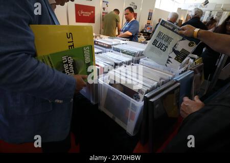 HIGH END munich2024 - DIE FÜHRENDE INTERNATIONALE AUDIO-SHOW - Diversity in Audio - in den Hallen und Atrien des MOC Event Center Messe München - München, Deutschland, DEU, Deutschland, Deutschland, DE, Deutschland, 11.05.2024 - auf der international renommierten Audiomesse präsentieren um die 550 Aussteller ca. 1,000 verschiedene HiFi-Marken. Die Ausstellungsfläche beträgt 30,000 qm. 22,000 Besucher tummelten sich an den vier Ausstellungstagen vom 9. bis 12. Mai auf dem Messe-Gelände. - Der Aussteller Fenn Music Service GmbH aus Dassendorf, bekannt für besonders gut klingende audiophile Tonträger, präsentiert ein großes Stockfoto