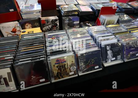 HIGH END munich2024 - DIE FÜHRENDE INTERNATIONALE AUDIO-SHOW - Diversity in Audio - in den Hallen und Atrien des MOC Event Center Messe München - München, Deutschland, DEU, Deutschland, Deutschland, DE, Deutschland, 11.05.2024 - auf der international renommierten Audiomesse präsentieren um die 550 Aussteller ca. 1,000 verschiedene HiFi-Marken. Die Ausstellungsfläche beträgt 30,000 qm. 22,000 Besucher tummelten sich an den vier Ausstellungstagen vom 9. bis 12. Mai auf dem Messe-Gelände. - Der Aussteller Fenn Music Service GmbH aus Dassendorf, bekannt für besonders gut klingende audiophile Tonträger, präsentiert ein großes Stockfoto