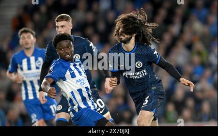 Tariq Lamptey aus Brighton (links) kämpft mit Marc Cucurella aus Chelsea während des Premier League-Spiels zwischen Brighton und Hove Albion und Chelsea im American Express Stadium, Brighton, Großbritannien - 15. Mai 2024 Foto Simon Dack / Telefoto images. Nur redaktionelle Verwendung. Kein Merchandising. Für Football Images gelten Einschränkungen für FA und Premier League, inc. Keine Internet-/Mobilnutzung ohne FAPL-Lizenz. Weitere Informationen erhalten Sie bei Football Dataco Stockfoto