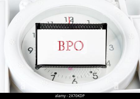 BPO - Short für Outsourcing von Geschäftsprozessen. BPO auf einer Visitenkarte auf einem Stand auf einer lügenden Uhr Stockfoto