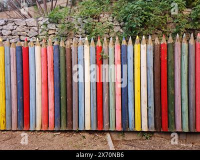 Wand mit riesigen Holzstiften. Stockfoto