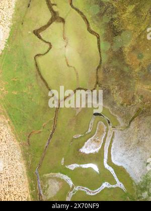 Der Mäander auf dem Antalya Sobucimen-Plateau. Blick aus der Vogelperspektive auf komplexe Wasserstraßen, die sich durch üppige grüne Felder schlängeln Stockfoto