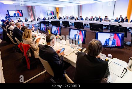 Kiel, Deutschland. Mai 2024. Bundeswirtschaftsminister Robert Habeck (Bündnis90/die Grünen) spricht per Videolink zu den Teilnehmern der Dritten Energieministerkonferenz im Atlantic Hotel. Quelle: Axel Heimken/dpa/Alamy Live News Stockfoto