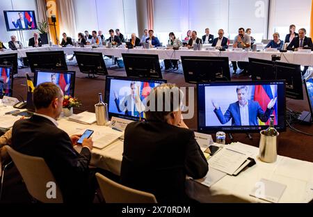 Kiel, Deutschland. Mai 2024. Bundeswirtschaftsminister Robert Habeck (Bündnis90/DieGrünen) spricht per Videolink zu den Teilnehmern der Dritten Energieministerkonferenz im Atlantic Hotel. Quelle: Axel Heimken/dpa/Alamy Live News Stockfoto