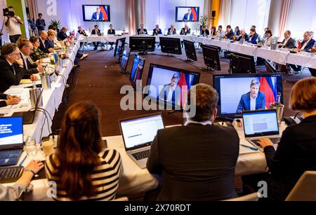 Kiel, Deutschland. Mai 2024. Bundeswirtschaftsminister Robert Habeck (Bündnis90/DieGrünen) spricht per Videolink zu den Teilnehmern der Dritten Energieministerkonferenz im Atlantic Hotel. Quelle: Axel Heimken/dpa/Alamy Live News Stockfoto