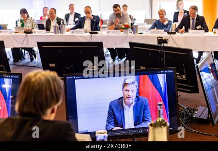 Kiel, Deutschland. Mai 2024. Bundeswirtschaftsminister Robert Habeck (Alliance90/die Grünen) spricht per Videolink zu den Teilnehmern der Dritten Energieministerkonferenz im Atlantic Hotel. Quelle: Axel Heimken/dpa/Alamy Live News Stockfoto