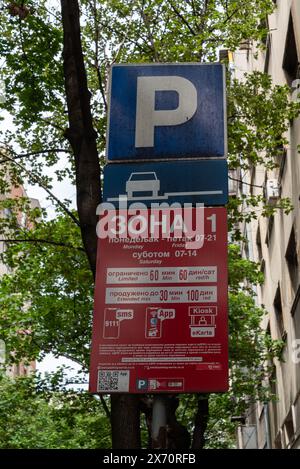 Parkschild auf den Straßen von Belgrad, Details zu Gebühren, wie man mit Text oder App in serbischer Sprache bezahlt. Mai 2024. Stockfoto