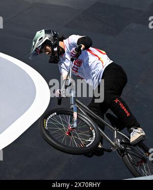 Shanghai. Mai 2024. Sun Jiaqi aus China tritt an der Qualifikation für den Radsport BMX Freestyle Women's Park bei der Olympischen Qualifikationsserie Shanghai im ostchinesischen Shanghai am 17. Mai 2024 an. Quelle: He Changshan/Xinhua/Alamy Live News Stockfoto