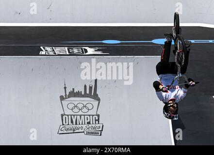 Shanghai. Mai 2024. Sun Jiaqi aus China tritt an der Qualifikation für den Radsport BMX Freestyle Women's Park bei der Olympischen Qualifikationsserie Shanghai im ostchinesischen Shanghai am 17. Mai 2024 an. Quelle: He Changshan/Xinhua/Alamy Live News Stockfoto