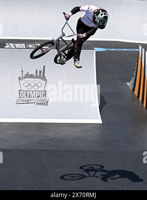 Shanghai. Mai 2024. Sun Jiaqi aus China tritt an der Qualifikation für den Radsport BMX Freestyle Women's Park bei der Olympischen Qualifikationsserie Shanghai im ostchinesischen Shanghai am 17. Mai 2024 an. Quelle: He Changshan/Xinhua/Alamy Live News Stockfoto