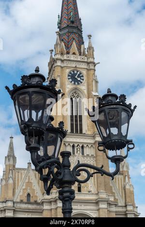 Kunstvolle Straßenbeleuchtung am Slobode-Platz, vor der katholischen Kirche „Name of Mary“. April 2024. Stockfoto