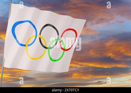 Olympische Flagge mit dem offiziellen Symbol der Olympischen Spiele mit einem Panorama des Himmels im Hintergrund. 5 Kreise, 5 Kontinente. Stockfoto