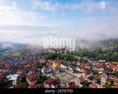Bulgarien - 05 22 2024: Mini 2 fängt das wunderschöne Morgenlicht mit leuchtendem blauem Himmel und nebligen Wolken ein, die das Dorf und den Wald bedecken, mit t Stockfoto