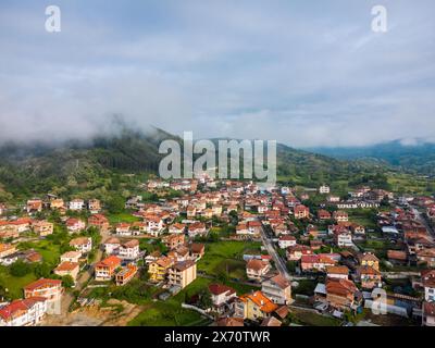 Bulgarien - 05 22 2024: Fliegen Sie mit der DJI Mini 2 Drohne über ein Dorf und fangen Sie das Licht ein, das auf die Häuser trifft Stockfoto