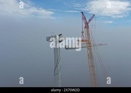 Peking, China. September 2020. Dieses am 27. September 2020 aufgenommene Foto zeigt einen Hebevorgang auf der Baustelle des Senj Windpark-Projekts in Senj, Kroatien. Quelle: Ding Decai/Xinhua/Alamy Live News Stockfoto