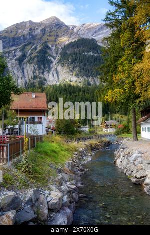 Bunte Häuser im Dorf Kandersteg, Kanton Bern, Schweiz Stockfoto