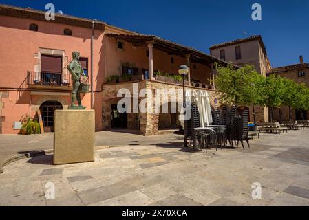 Skulptur des Timbaler del Bruc auf dem Platz Gran 1 d'Octubre und des Rathauses Santpedor im Haus Cal BE (Barcelona, Katalonien, Spanien) Stockfoto